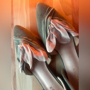 🧚FAIRY SHOES🧚‍♂️ Gorgeous Green Satin Flower Pointed Toe Flat Shoes ~ Size 8 ✨✨✨